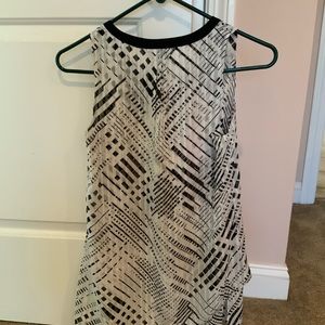 Woman’s white house black market top